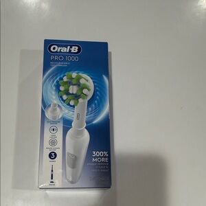 Oral-B Pro 1000 Electric Toothbrush - White
